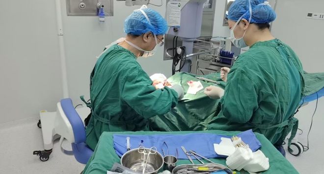 告別“以淚洗面”與“睫毛扎眼”，南昌愛爾眼科成功為88歲高齡患者實(shí)施右眼瞼內(nèi)翻矯正術(shù)